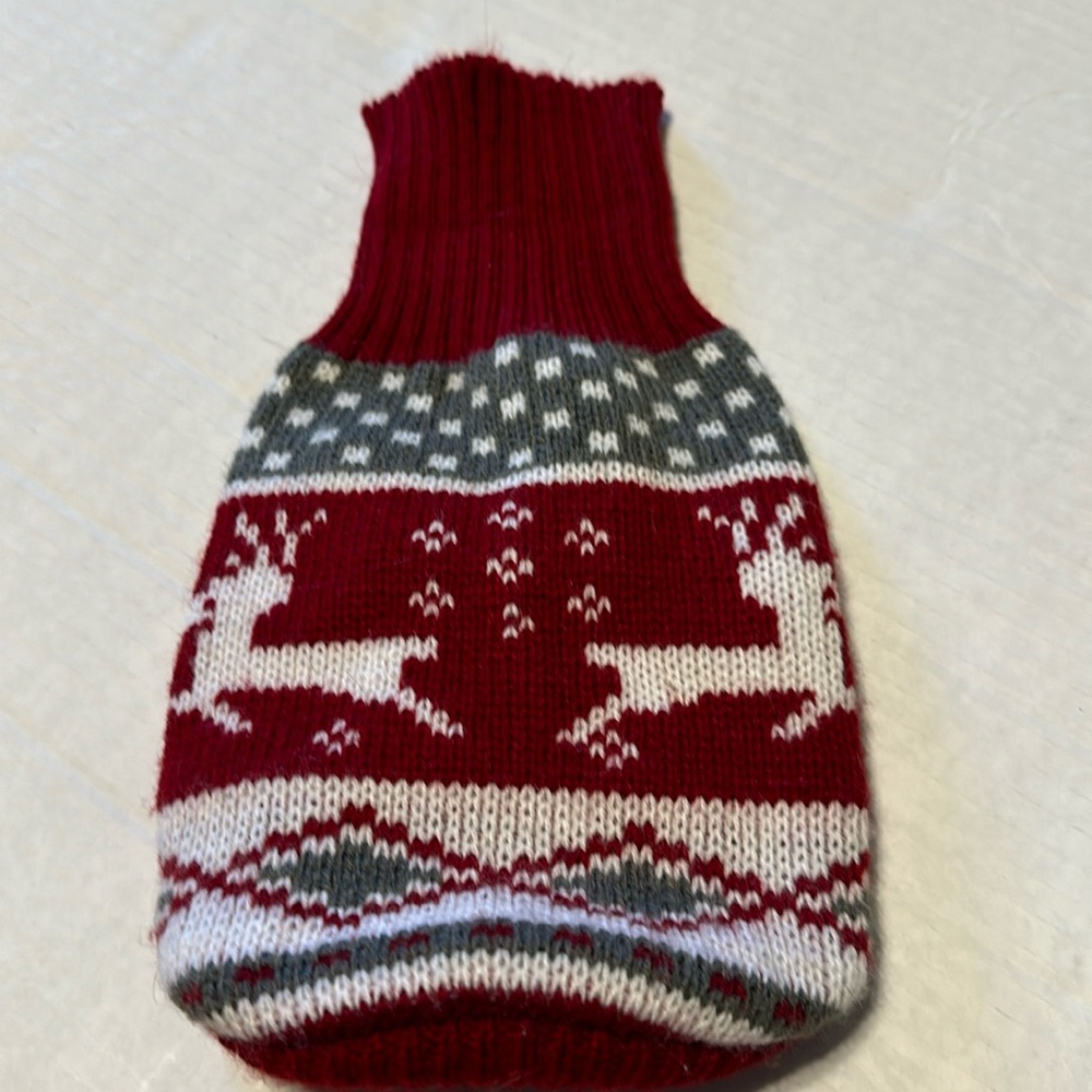 Dog sweater Sz Small excellent condition.